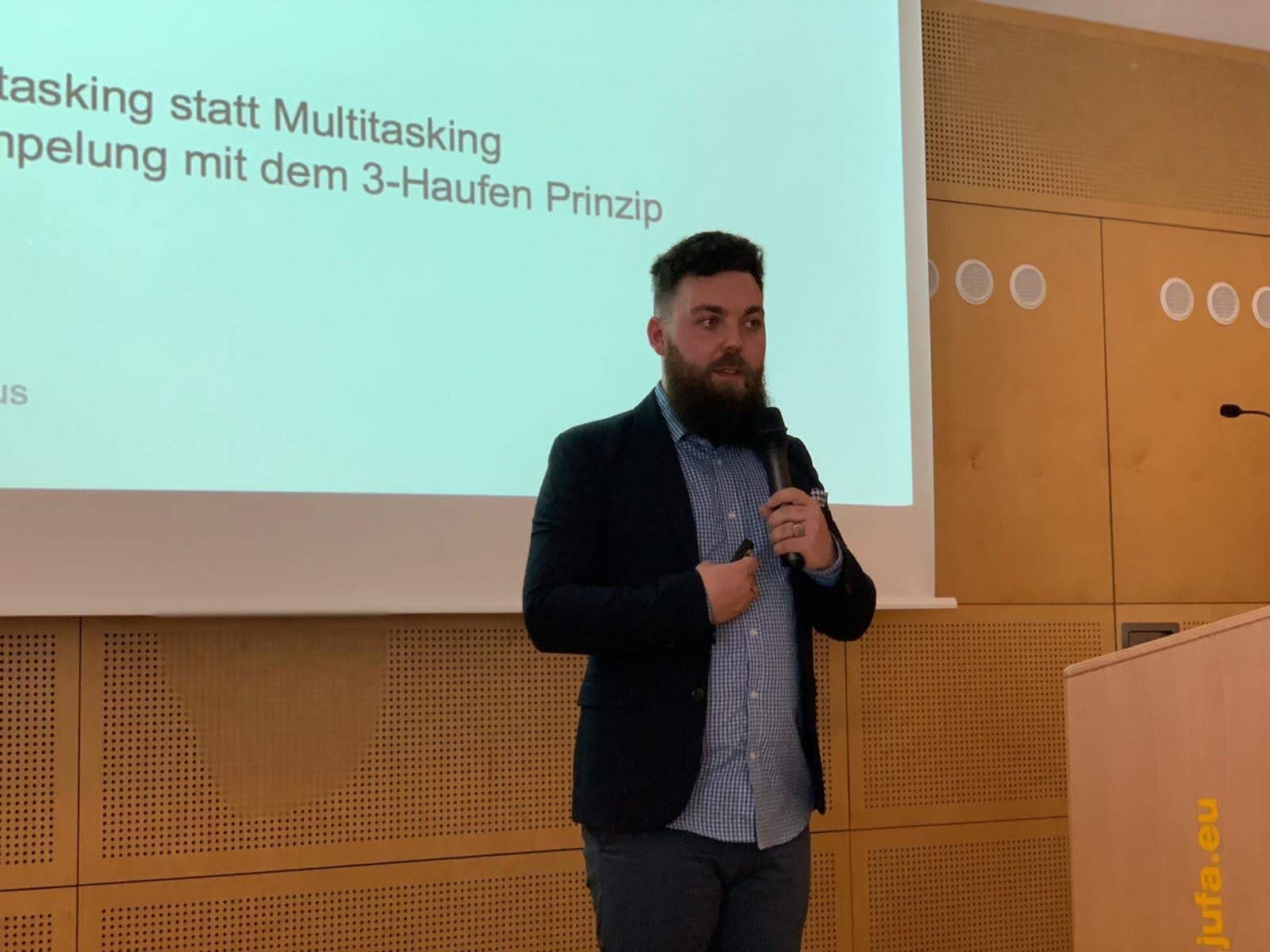 Merlin Mechler bei einem Vortrag